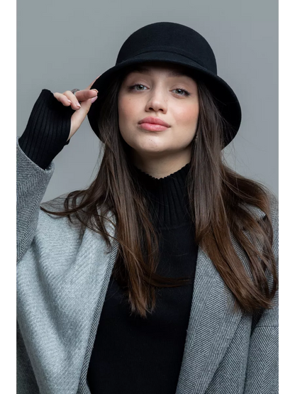 Chapeau cloche en feutre noir intemporel