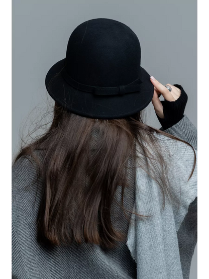 Chapeau cloche en feutre noir intemporel