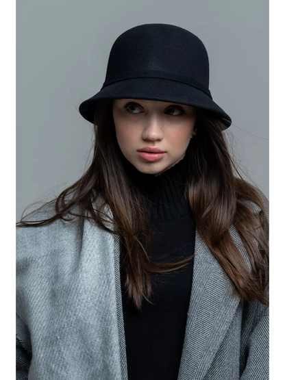 Chapeau cloche en feutre noir intemporel